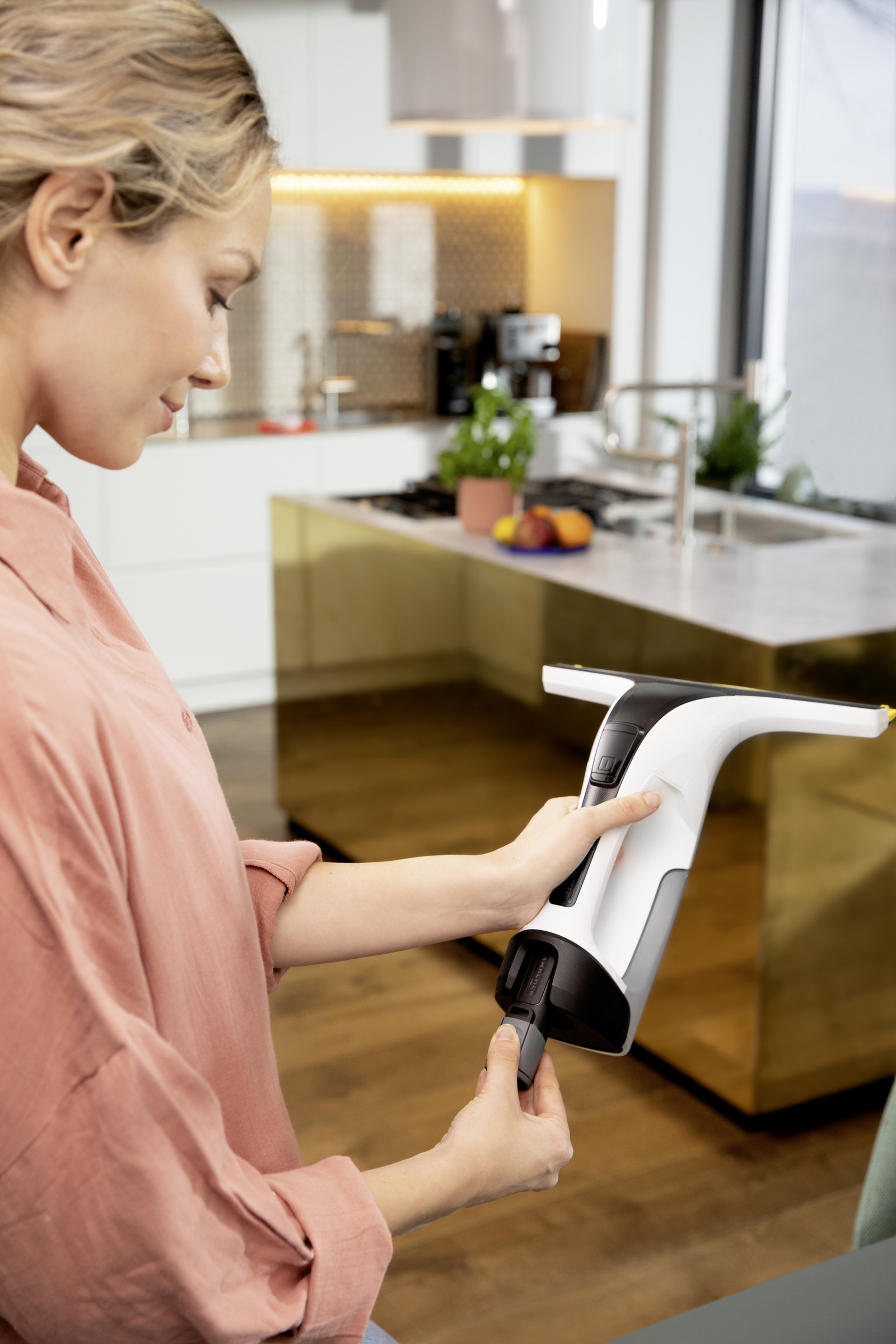 منظف النوافذ كارتشر WV 4-4 بلس مع بطارية 5