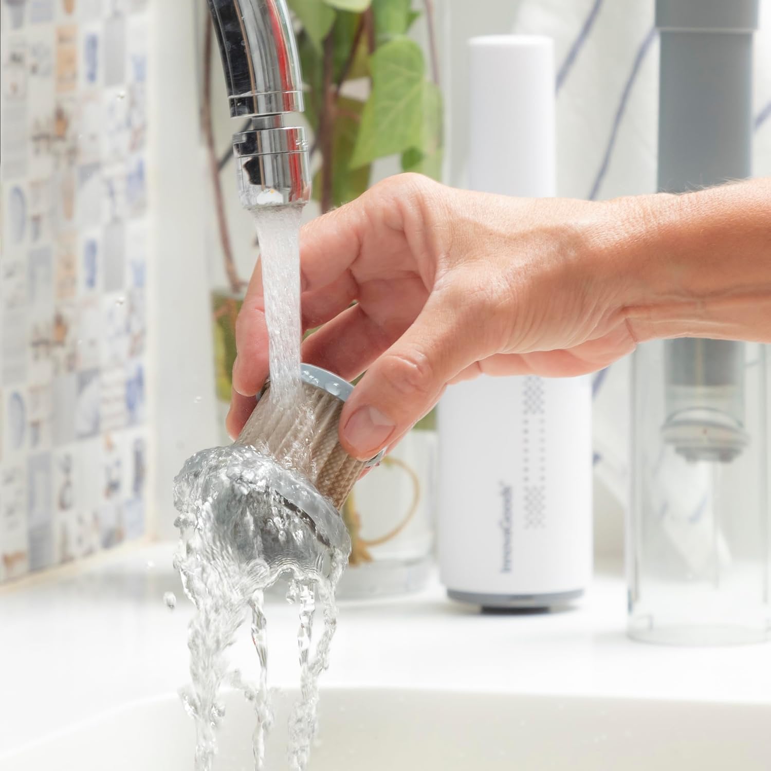 مكنسة يدوية قابلة لإعادة الشحن من InnovaGoods مع 3 ملحقات، بيضاء، 70 واط 10